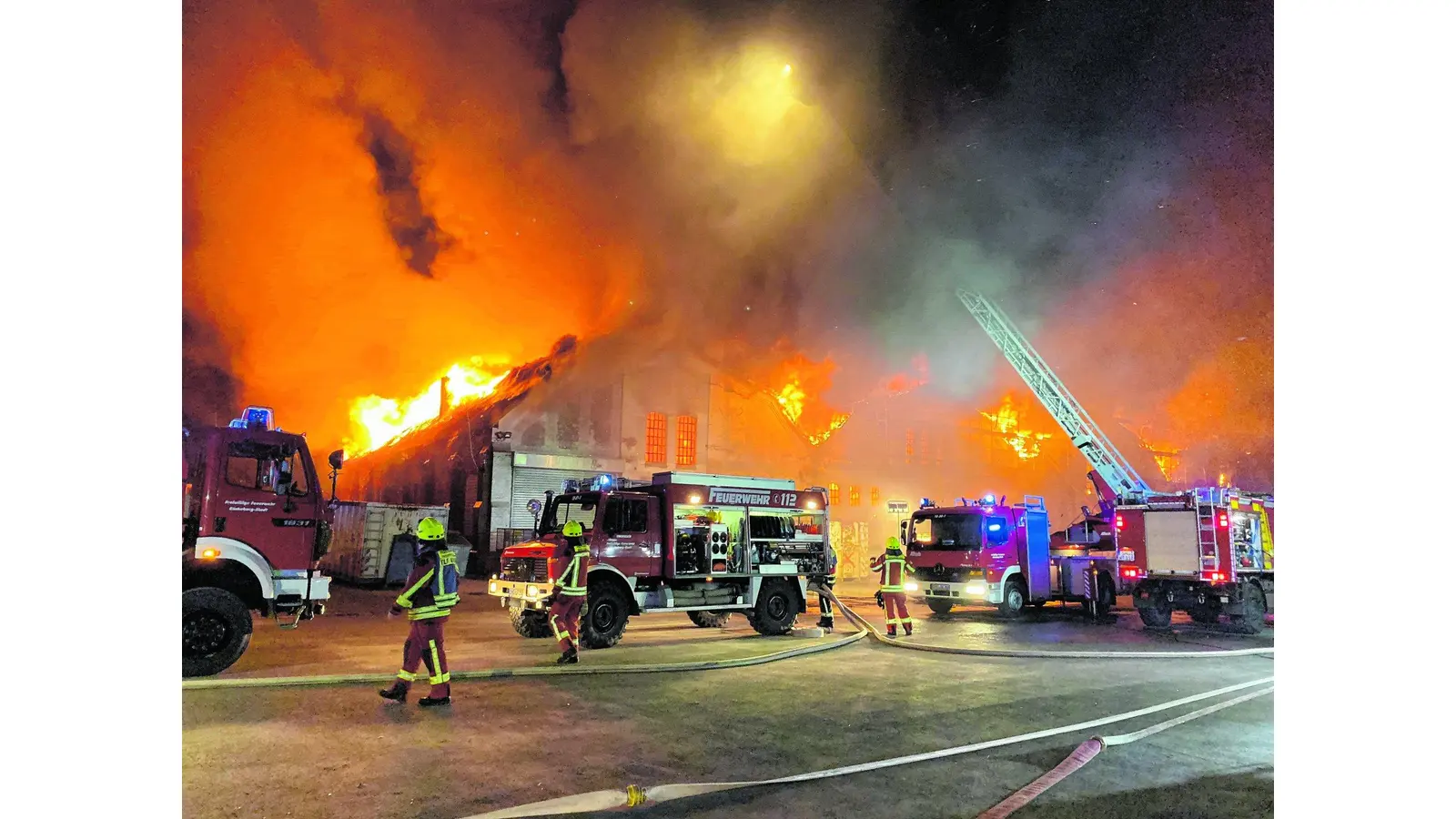 Feuerwehrleute stehen Flammenwand gegenüber (Foto: bb)
