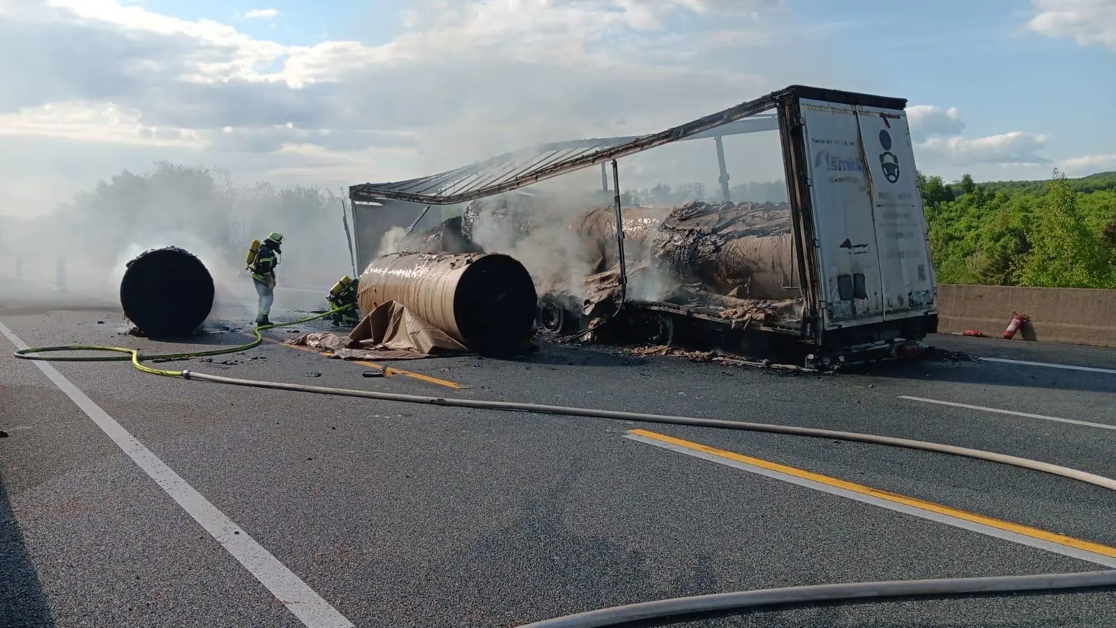 Weiter Aufräumarbeiten auf der A2. (Foto: FF SG Eilsen)