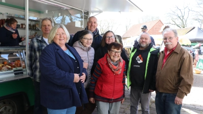 Auf dem Steinhuder Wochenmarkt (v.li.): Manfred Becker, Ortsbürgermeisterin Christiane Schweer und die Händler. (Foto: gi)