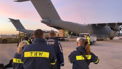 Am Donnerstagmorgen: Das THW ist bei der Verladung der Hilfsgüter in die drei A400M dabei. <br><br>