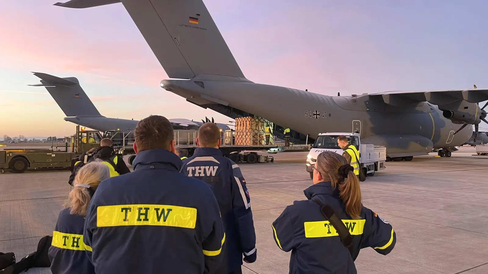Am Donnerstagmorgen: Das THW ist bei der Verladung der Hilfsgüter in die drei A400M dabei. <br><br>