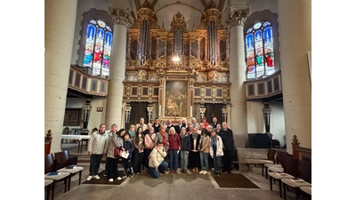 Zurück in Bückeburg spielte Jean-Marie Marquiset, Organist der Stadtkirche von Sablé, ein halbstündiges Konzert in der Stadtkirche. Mit Erlaubnis und in Anwesenheit von Kantor Siebelt Meier brachte er unter anderem Werke von Bach, Couperin und Schubert zu Gehör. Auch weitere Interessierte aus Bückeburg hörten zu. (Foto: privat)
