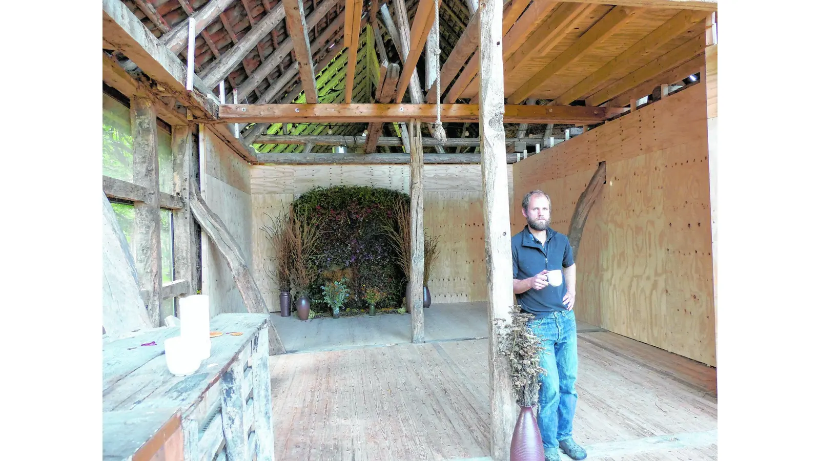Auf dunklem Pfad zwischen Strohballen (Foto: al)