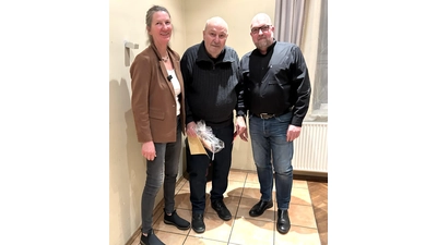 Hans-Hermann Lampe wird von der Vorsitzenden Gabi Forstner und dem stellvertretende Vorsitzenden Dirk Blaume (rechts) für seine 50-jährige Mitgliedschaft im Verkehrsverein geehrt. (Foto: Bernd Koller)