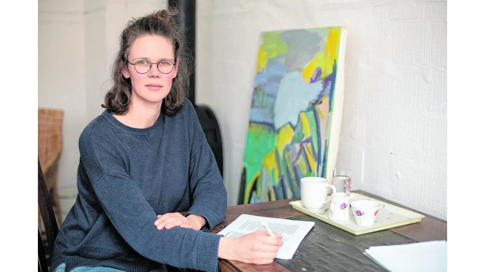 Die hiesige Autorin Lisa Kreißler, die bisher zwei Romane veröffentlicht hat, erhält den mit 10.000 Euro dotierten Nicolas-Born-Debütpreis. Heimische Autorin Lisa Kreißler erhält LiteraturpeisDie Schaumburgerin wird mit dem Nicolas-Born-Debütpreis ausgezeichnet POHLE (jl). Die heimische Autorin Lisa Kreißler erhält neben dem Oesterreicher Christoph Ransmayr einen der Nicolas-Born-Preise des Landes Niedersachsen 2018. Die Literaturpreise mit einer Gesamtdotierung von 30.000 Euro wurden auf Empfehlung einer vierköpfigen Jury   unter anderem mit Vertretern der FAZ und von NDR Kultur   vergeben. &#39;Mit Christoph Ransmayr und Lisa Kreißler zeichnen wir zwei herausragende Schriftsteller aus, die auf ganz unterschiedliche Weise überzeugen&#39;, wird Niedersachsens Kulturminister Björn Thümler zitiert. &#39;Mit ihrem literarischen Schaffen setzen sie beide sowohl sprachlich als auch inhaltlich neue Impulse, die ihre Leser zum Nachdenken bewegen.&#39;Während der Nicolas-Born-Preis zu Ehren des gleichnamigen Schriftstellers das Werk herausragender deutschsprachiger AutorInnen würdigt, wird mit dem Debütpreis ein/e Schriftsteller/in ausgezeichnet, der/die noch am Anfang seiner/ihrer literarischen Karriere steht. Und dieser, dotiert mit 10.000 Euro, geht an die 1983 in Bückeburg geborene und heute in Pohle lebende Kreißler. Bisher hat sie zwei Romane veröffentlicht: &#39;Blitzbirke&#39; (2014) und &#39;Das vergessene Fest&#39; (2018). Laut der Jury handeln ihre Texte von heutigen, jungen Menschen, die ihren Platz im Leben suchen, und wie alle große Literatur von Liebe und Tod. Das Urteil: &#39;Die Autorin hat in einer noch wenig von Dichtern besungenen Region im Südwesten Hannovers ihr ureigenes literarisches Universum geschaffen. Darin ist Raum für bodenständige, fast bäuerliche Verwurzelung in einem Zuhause mit Geschwistern, Eltern und Großeltern, aber auch für eine mythische Dimension, bevölkert von Pflanzen, Tieren und Geistern, zur Illustration einer Seelenlandschaft.&#39;Ihr österreichischer Kollege Ransmayr erhält den mit 20.000 Euro dotierten Hauptpreis   für seine besondere Kunst &#39;reale und historische Ereignisse in phantastische, symbolische, metaphysische Weltentwürfe zu verwandeln&#39;, wie die Jury lobt. Der Sprung in die erste Reihe europäischer Literatur gelang Ransmayr mit dem Roman &#39;Die letzte Welt&#39; von 1988. Die Verleihung der Preise findet durch den Kultusminister am 4. Dezember im Literaturhaus Hannover statt. Foto: jl/Archiv (Foto: red)