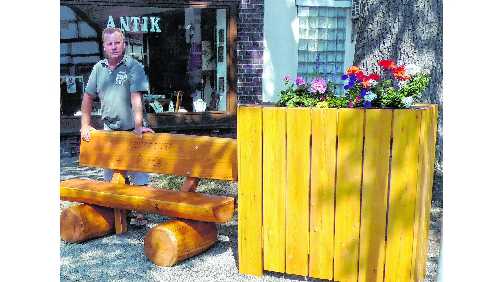 Eine Bank verschönert jetzt die öde Fläche (Foto: al)