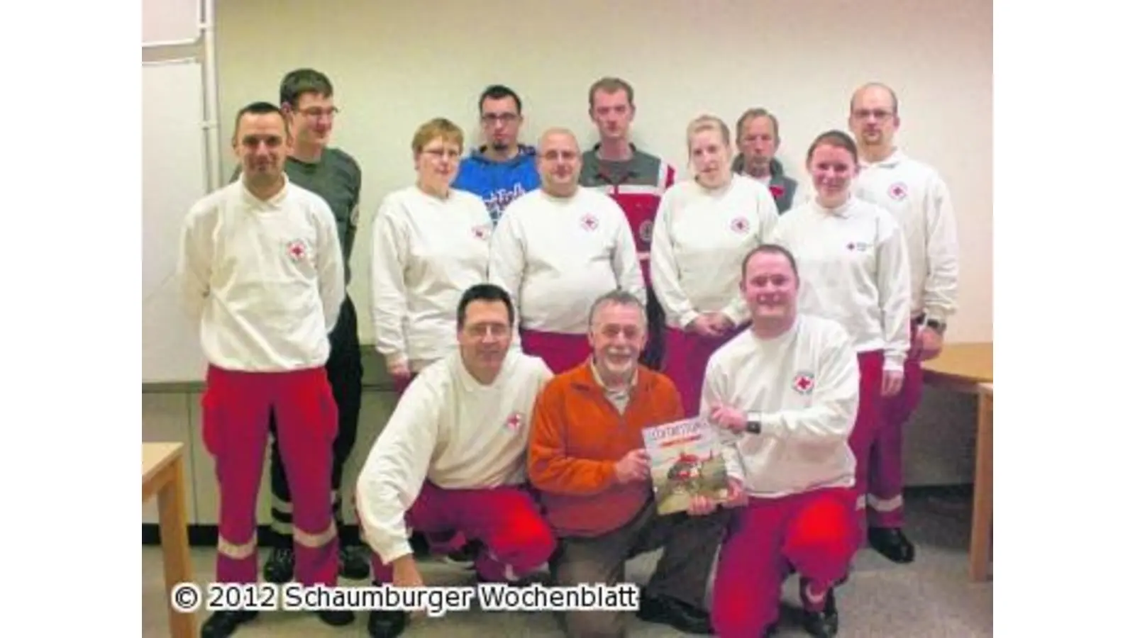 DRK-Helfer hören einen Vortrag über Luftrettung (Foto: red)