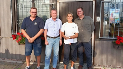 Frank Hungerland (Vorsitzender SG Lauenau), Wilfried Mundt (Vorsitzender KSV), Inge Buchmann (Landesmeisterin) und Michael Paty (Bogentrainer KSV). (Foto: privat)