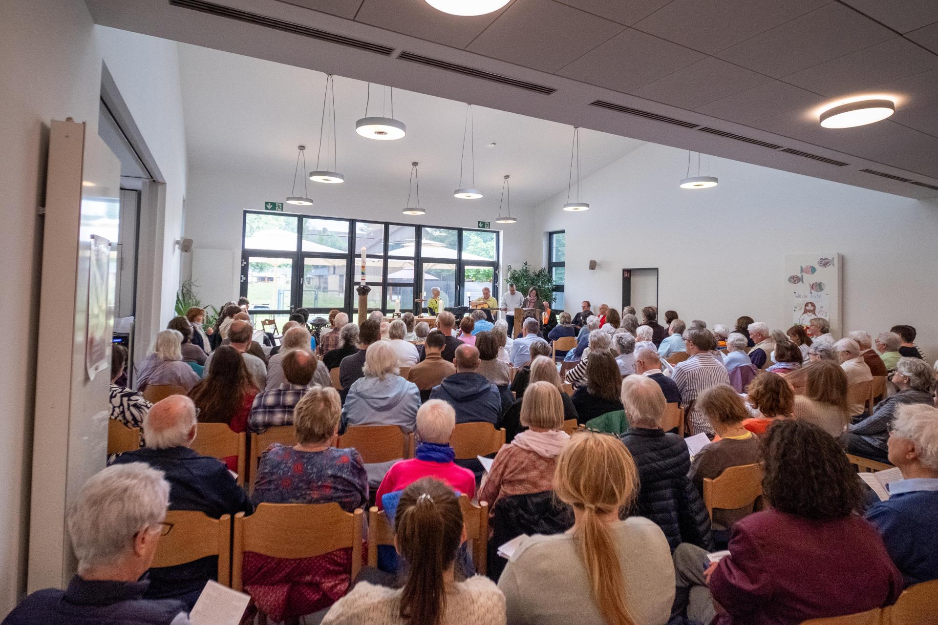 Alle Plätze und noch mehr belegt: Das Interesse an den Feierlichkeiten zu 50 Jahre Gemeinde St. Johannes ist hoch. (Foto: privat)