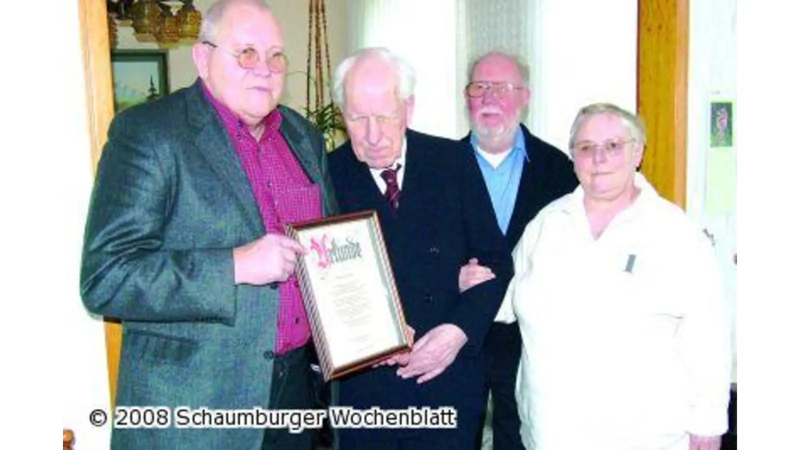 Friedrich Meier nimmt Ehrung für 50-jährige Mitgliedschaft entgegen (Foto: tt)