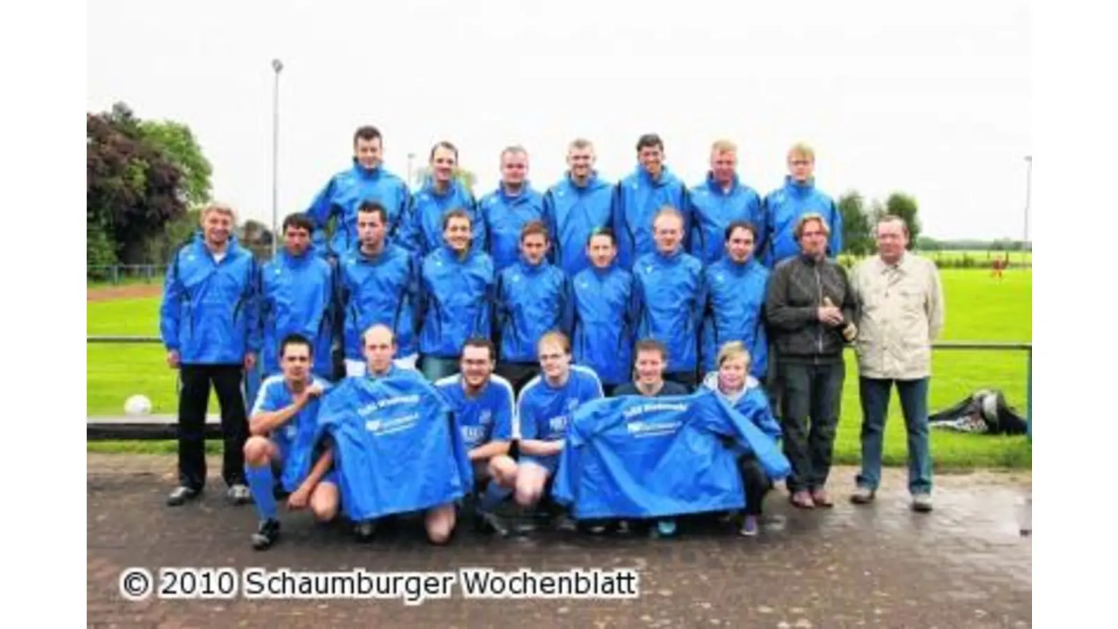 Neue Regenjacken für TuSG-Kicker (Foto: em)