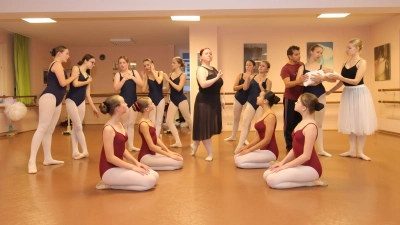 Bei den Proben: Das Ensemble der Ballettschule Hirsch. (Foto: tau)
