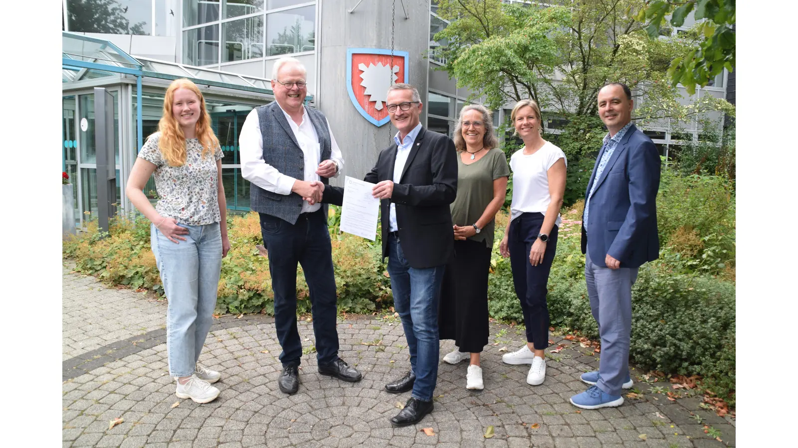 V.l.n.r.: Ylva Cohrs-Müller, Volker Wehmeyer (ehrenamtl. Denkmalpfleger), Fritz Klebe (Baudezernent), Franziska Böger, Sabine Wolkenhaar, Bernhard Wenzel (Denkmalschutz und Bauordnungsamt. (Foto: ab)