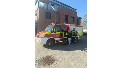 Sebastian Brandt, Ortsbrandmeister (links), und Tobias Bruns, stellvertretender Ortsbrandmeister (rechts), zusammen mit Tanja Rösler von der Volksbank. (Foto: nd)
