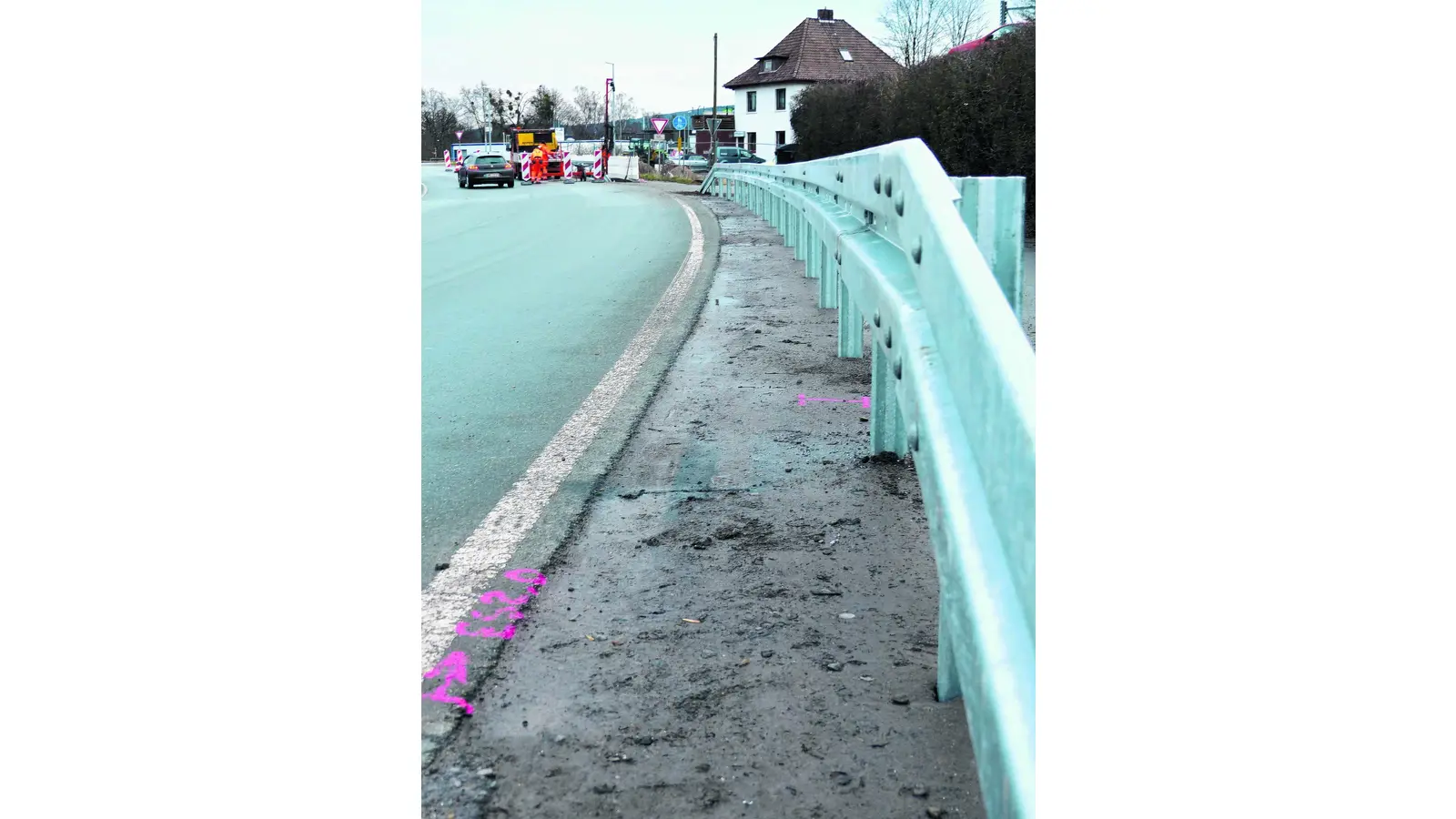 Eine lange Planke verhindert Parken (Foto: al)