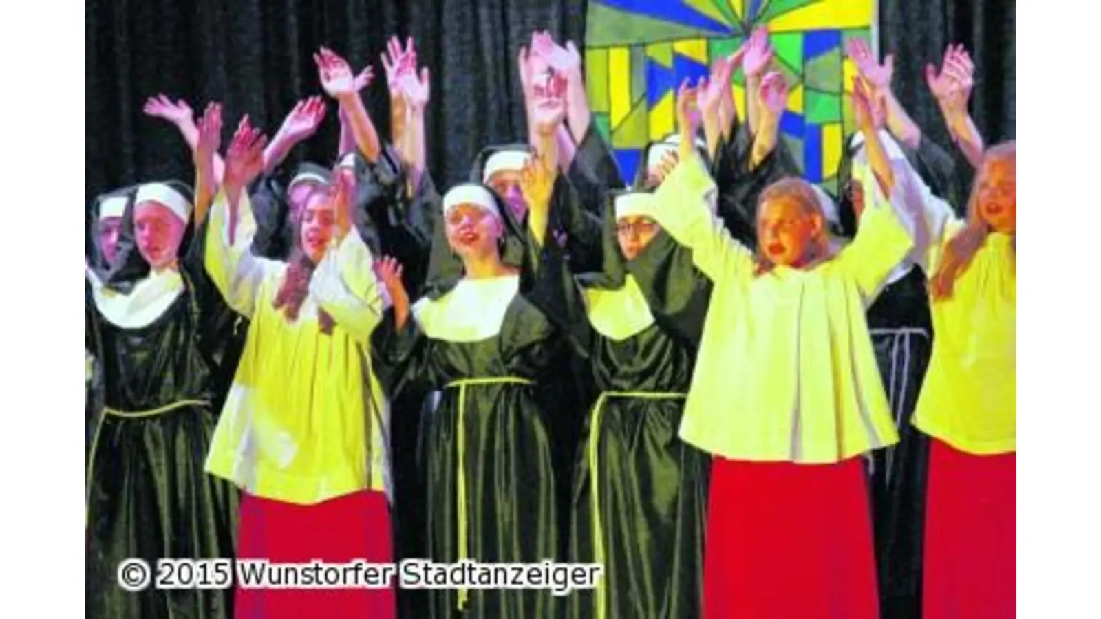 Nonnen tanzen über die Bühne (Foto: tau)