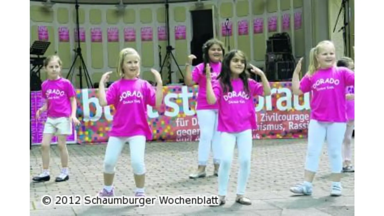 Kunterbunte Unterhaltung und Dialoge beim Kulturfest (Foto: red)