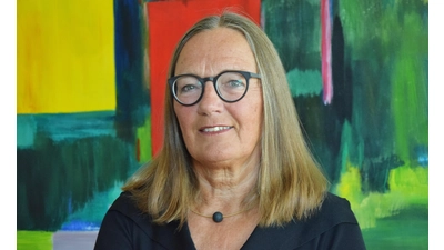 Ursula Helmhold wurde einmal als die „Mutter Courage“ des Rintelner Rates bezeichnet und zwei ganz besonders wichtige Entscheidungen gehen auf ihr Konto: Die Fußgängerzone und die Einrichtung von Waldkindergärten. Heute leitet sie den Rintelner Bridge-Club und ist Verwaltungsrätin beim NDR. (Foto: ste)