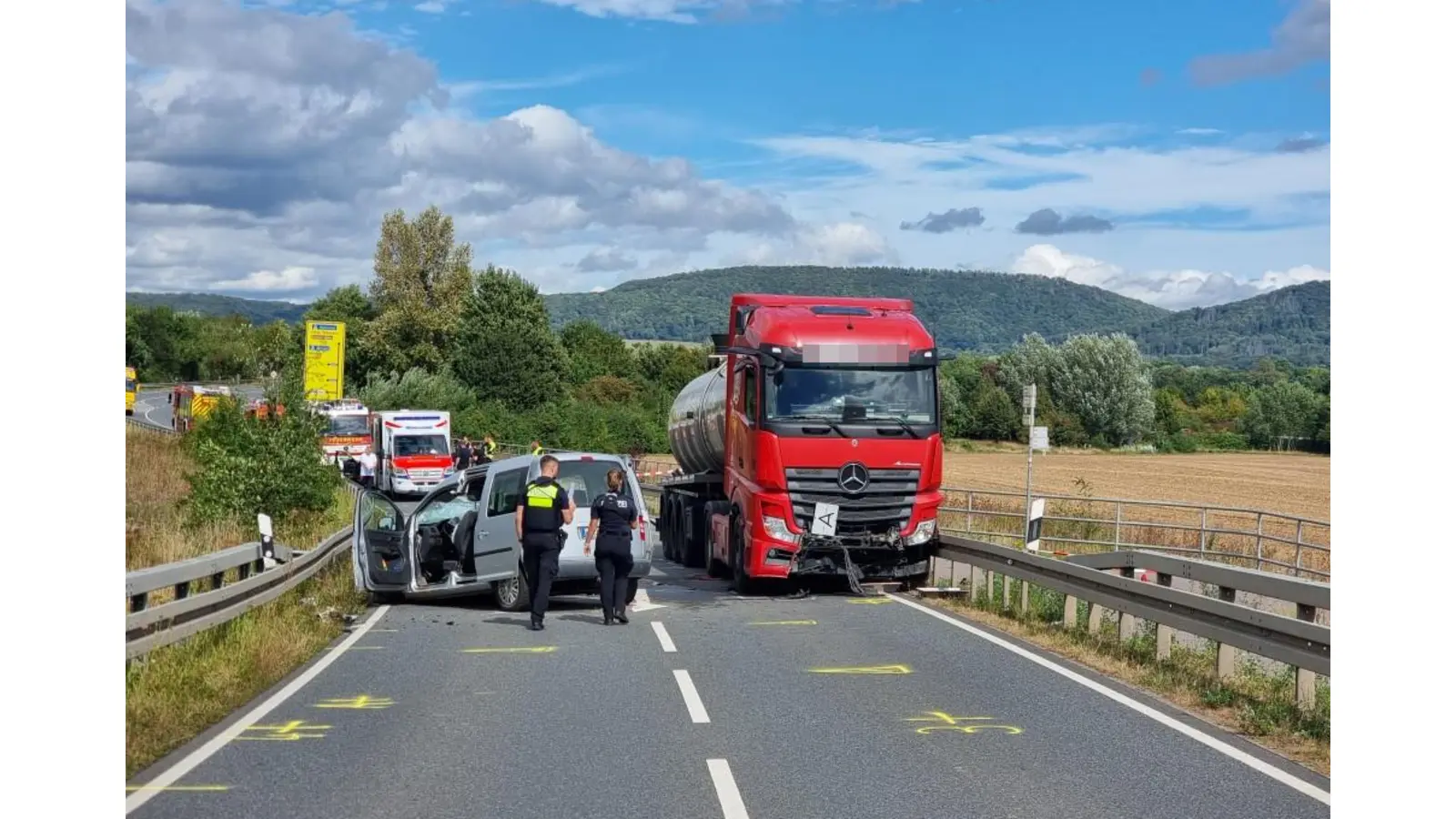 Die Landesstraße war für die Dauer der Unfallaufnahme von 10:15 Uhr bis 17:20 Uhr gesperrt.  (Foto: Polizei Hameln)