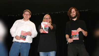 Steven Laurich (li.), Renate Junklewitz und Nils Bonorden freuen sich auf viele Bewerbungen für den „Local-Heroes-Wettbewerb“ für junge Bands. <br><br> (Foto: Borchers, Bastian)