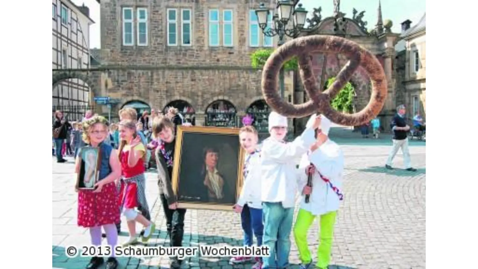 800 Kinder feiern auf dem Marktplatz das Krengelfest (Foto: red)