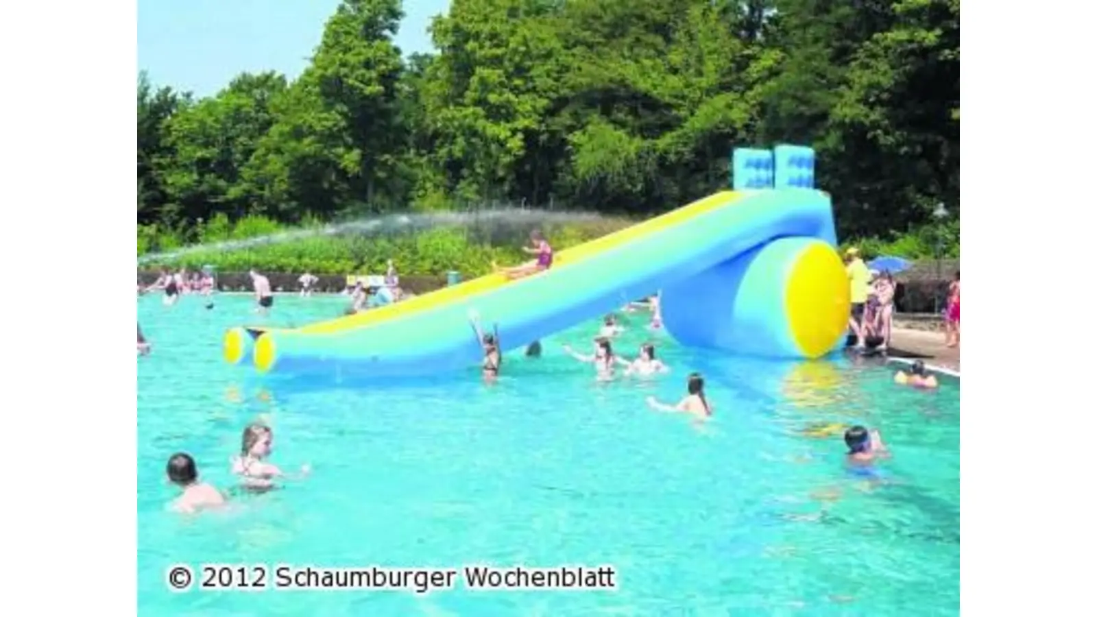 Die Kinder gehen im Bergbad übers Wasser (Foto: red)