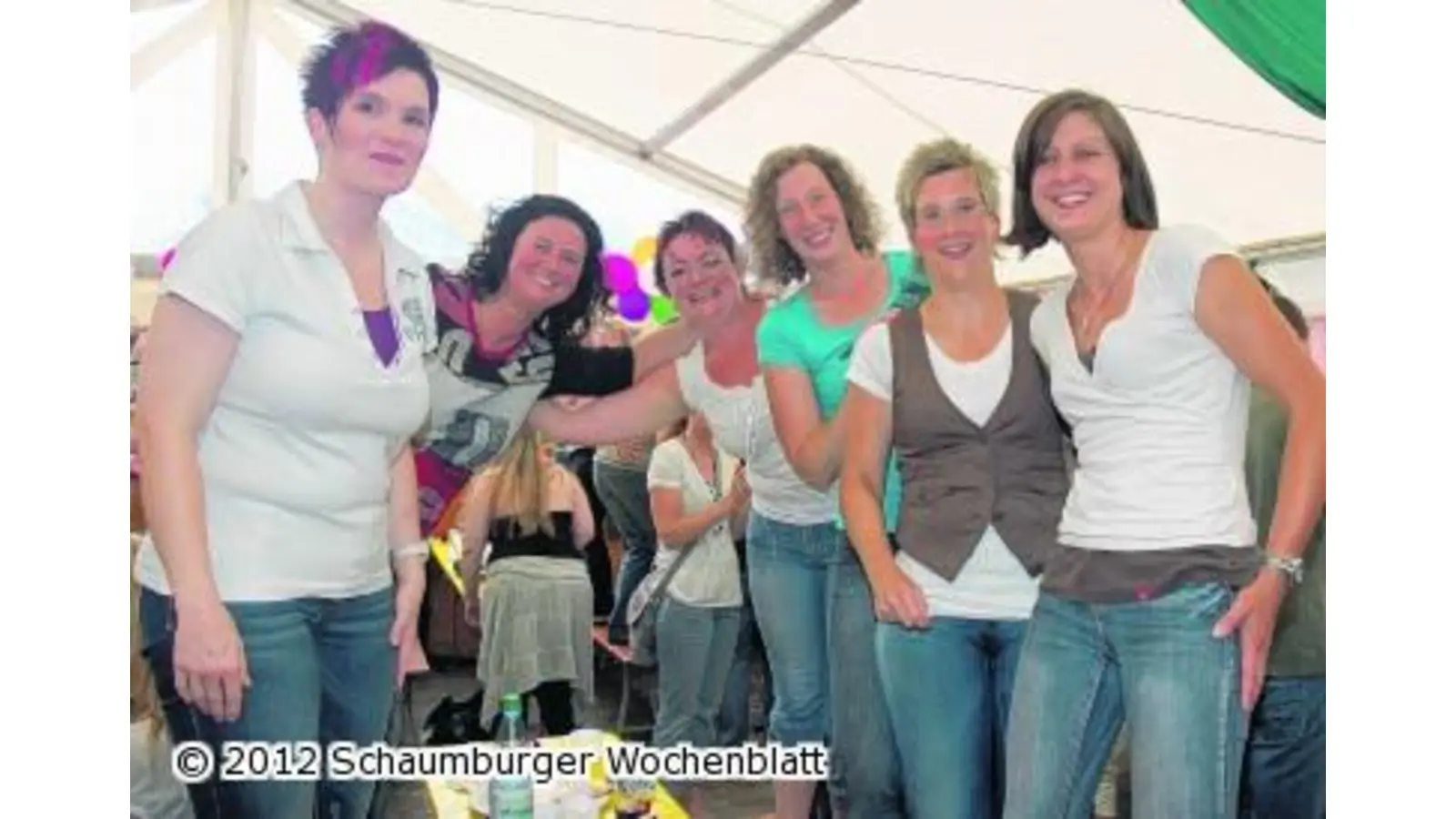 Pollhäger Bürger feiern zusammen (Foto: wtz)