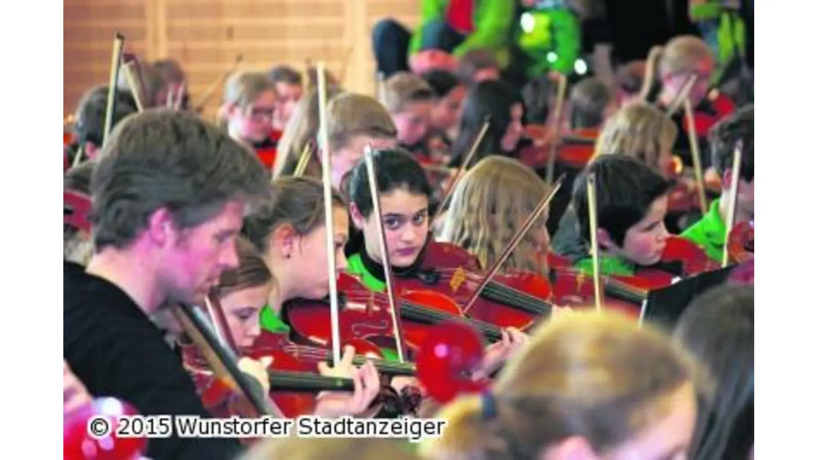 250 Streicher spielen Gummibärchen-Rondo (Foto: tau)