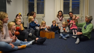 Machen mit (v.li.): Marlie, Janne, Tomke, Finn, Kirian und Emma mit ihren Mamas sowie Adelheid-Yasmin Henneking (re.).