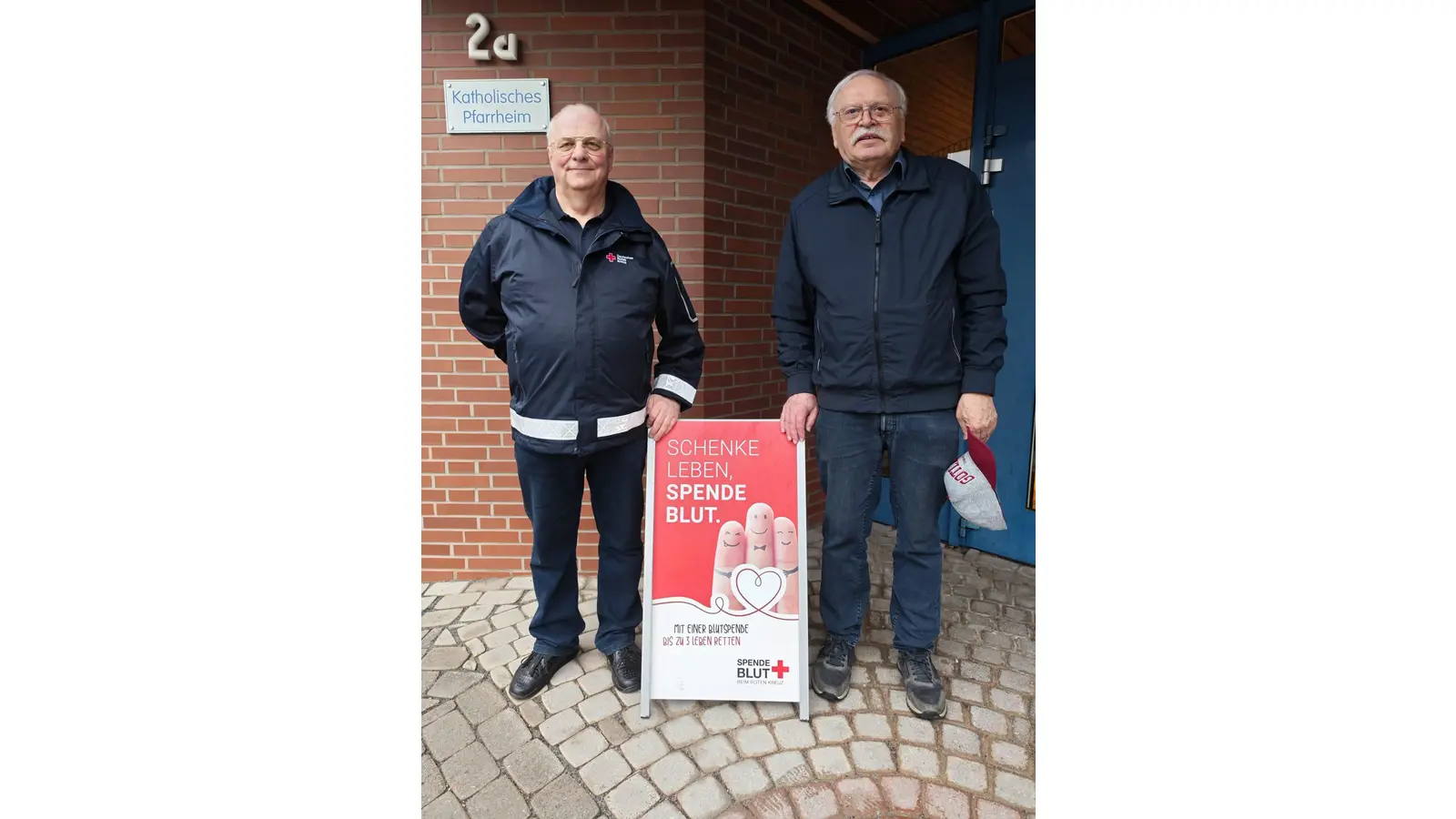 Roberto Heller mit Nicolaus Rechten nach seiner 235. Blutspende. (Foto: privat)