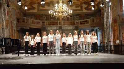 Auf großer Bühne: Die Mädchenkantorei St. Johannes. (Foto: privat)