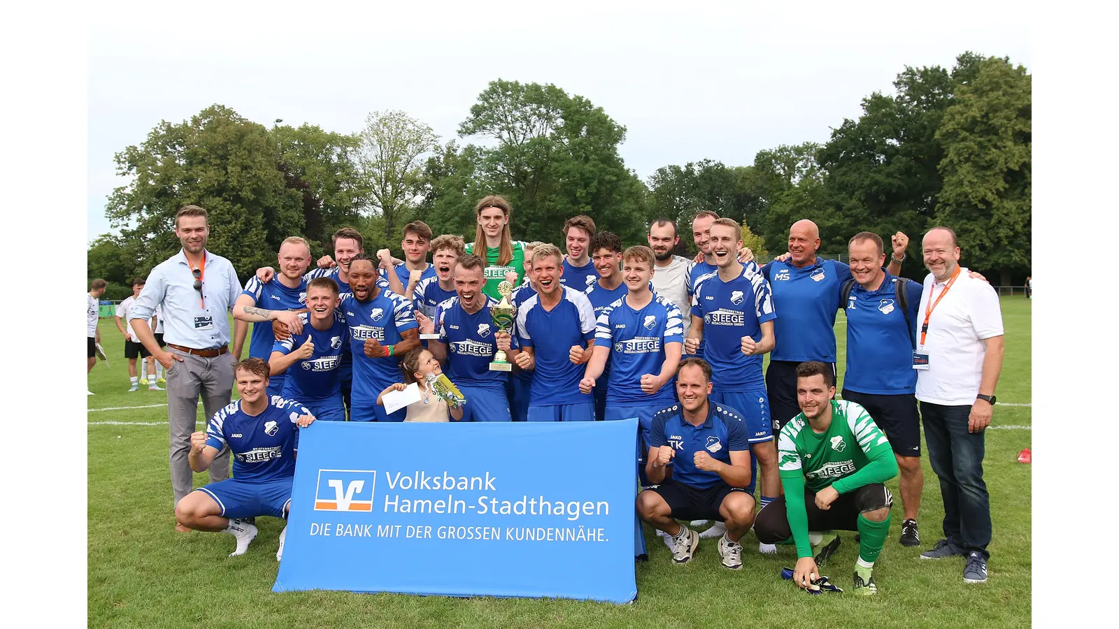 Erstmals holt sich der MTV Rehren A./R. den Masters-Pokal. (Foto: bb)