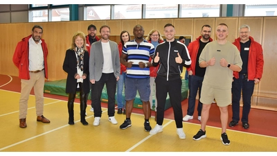 Ein starkes AWO-Team mit Hammadi Hammami, Heidemarie Hanauske, Bilan Hassan Sanchez, BKK 24 Regionalleiter Dennis Busch, Jacquelin Spenst, Anna Henke, Box-Champion Piergiulio Ruhe, Göksel Bahcetepe und Viktor Ostwald freut sich über die ersten Box-Interessierten.  (Foto: ste)