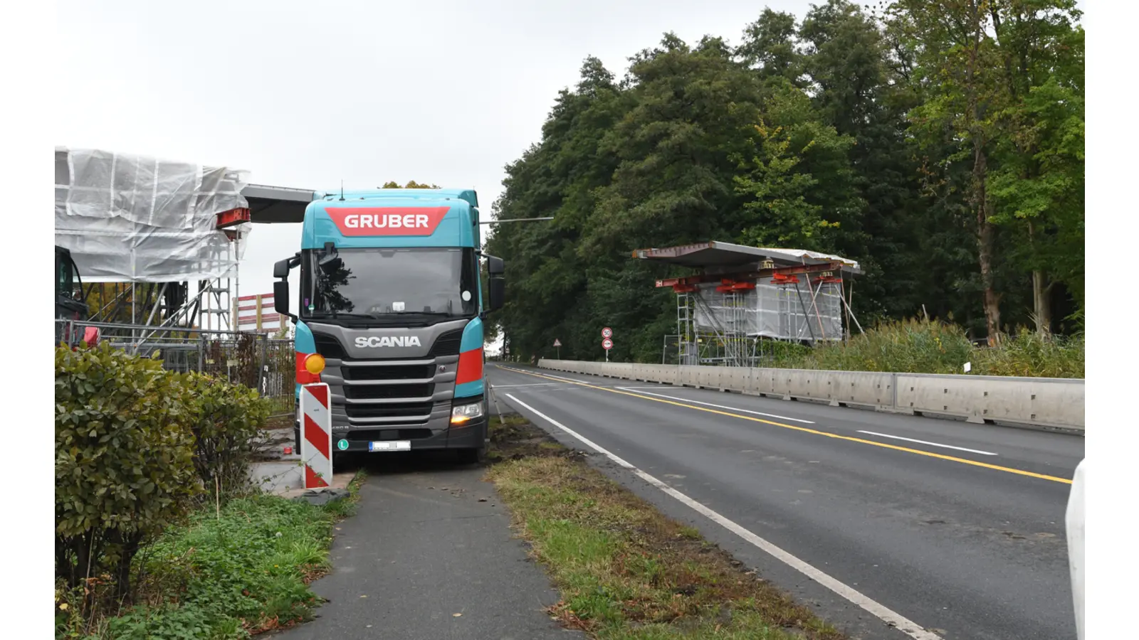 Am heutigen Mittwoch wurden bereits am Vormittag weitere Bauteile angeliefert. (Foto: nd)
