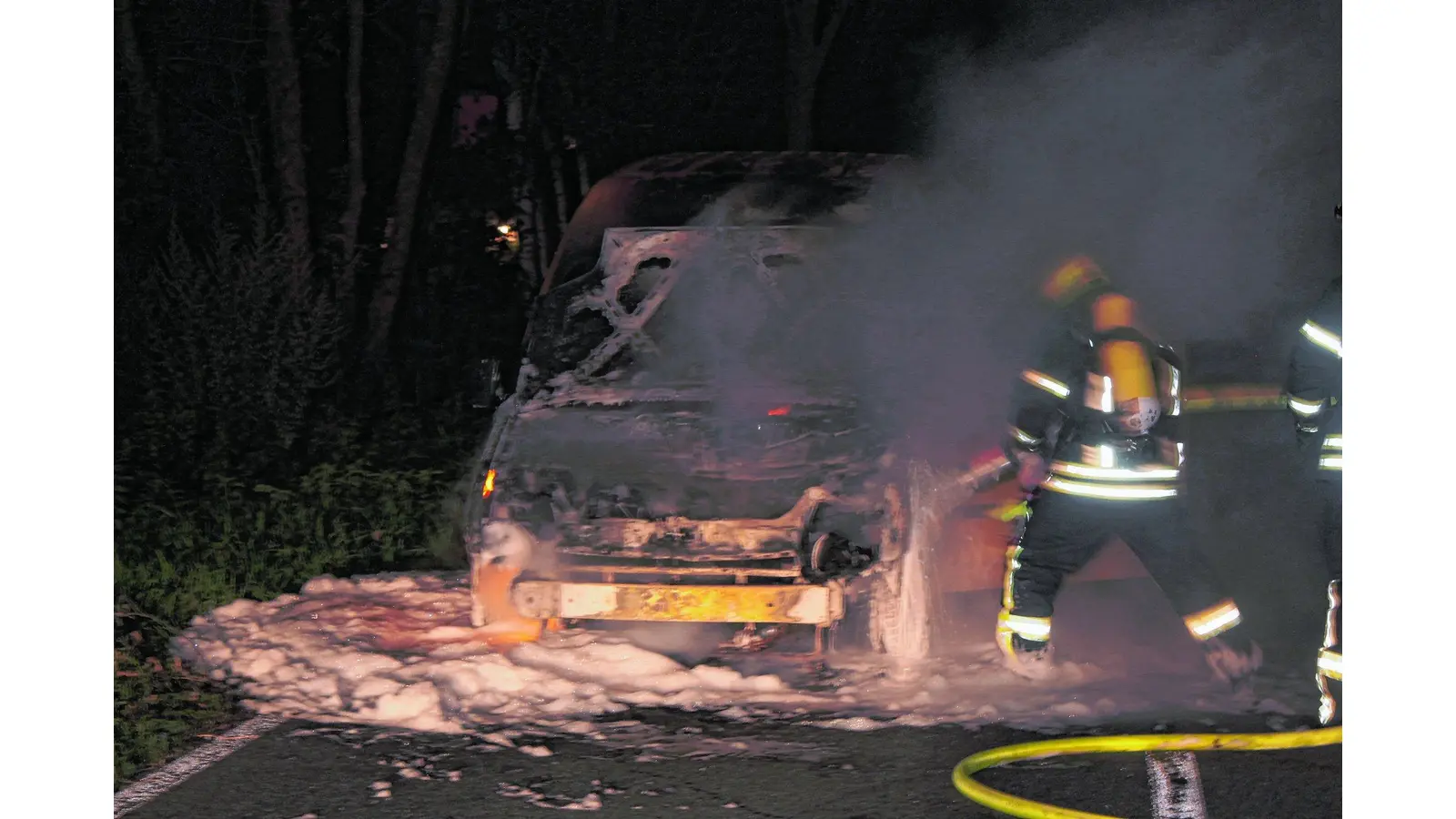 PKW steht in Flammen (Foto: jb)