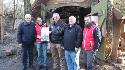 Bei der Übergabe (v.li.): Heiner Wittrock, Dani Marchthaler, Manfred Pickel, Ulrich Piewek und Lutz Bornemann. (Foto: gi)