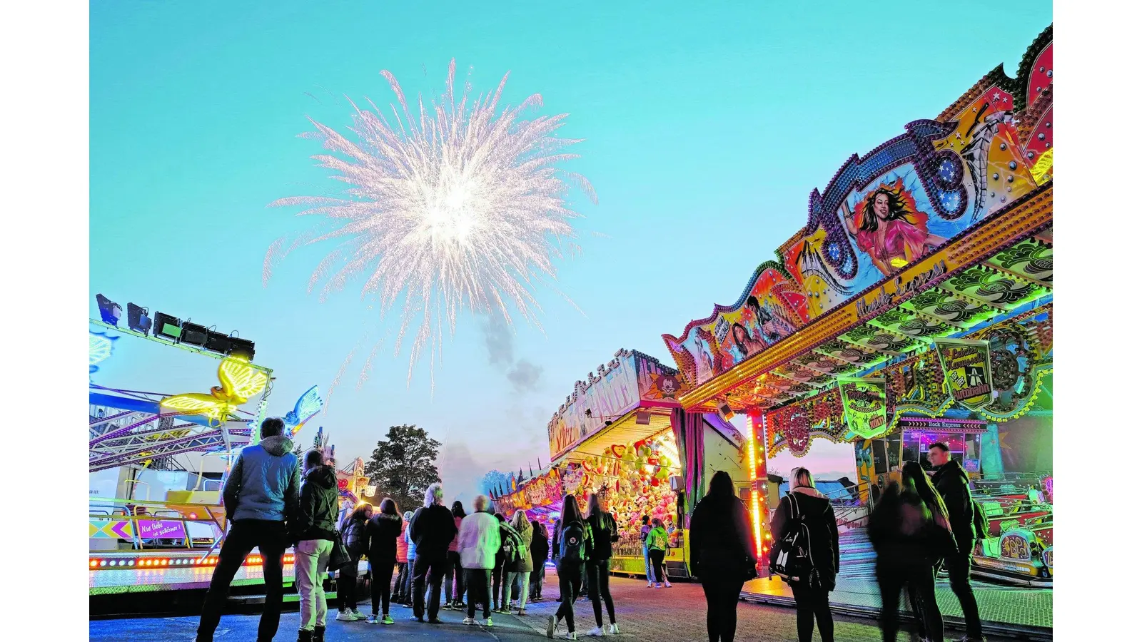 Feuerwerk strahlt mit Kirmeslichtern um die Wette (Foto: red)