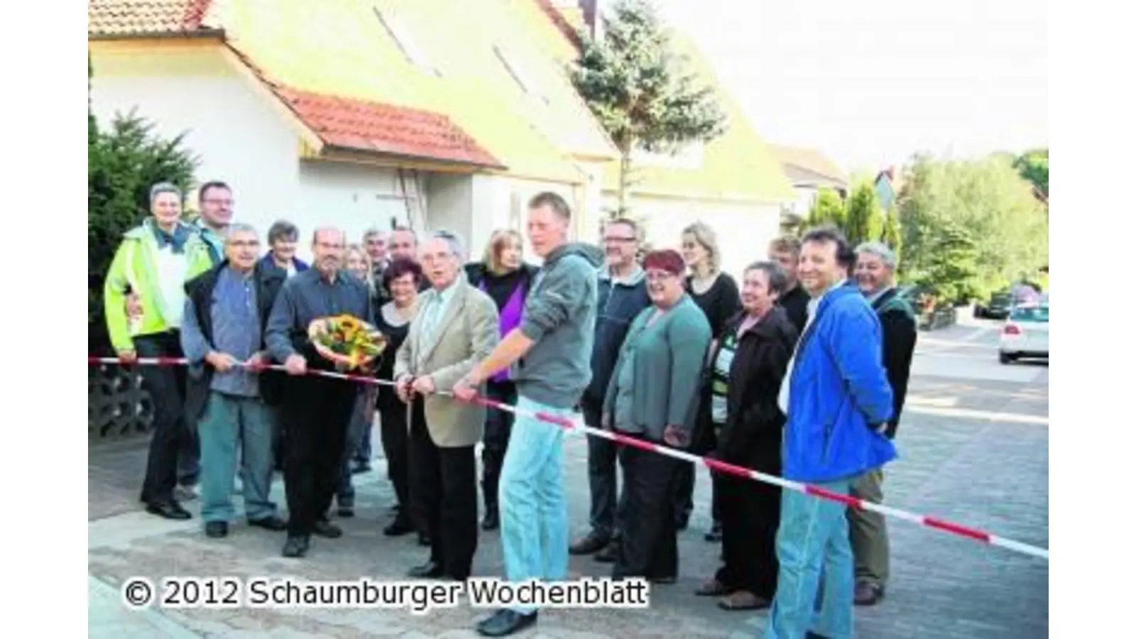 Die Anlieger weihen ihre selbstgebaute Straße ein (Foto: gi)