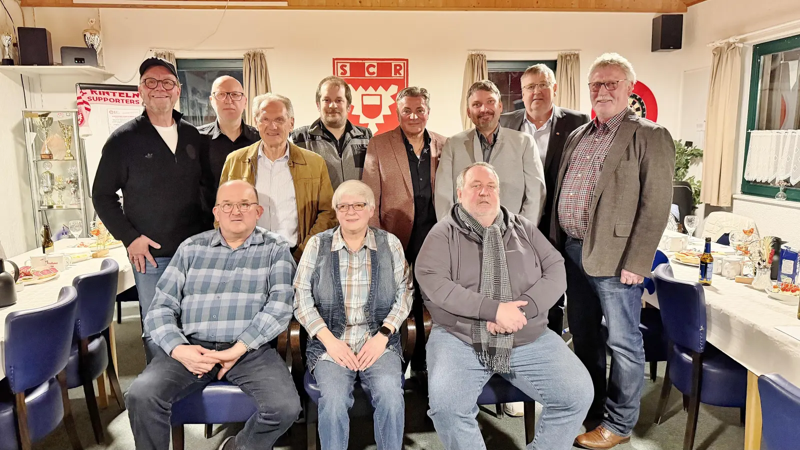 Ulrich Seidel, Karin Bader und Dirk Böhning (vorne v.l. sitzend), Reinhard Stemme, Heiko Ruhe, Peter Blaumann, Heiko Bader, Marijan Gaspar, Matthias Tatge, Heinz Kraschewski und Rolf Schmidt (hinten v.l.) bei der Ehrung des NFV Kreises Schaumburg mit den silbernen und goldenen Ehrennadeln für ihr ehrenamtliches Engagement.  (Foto: ste)