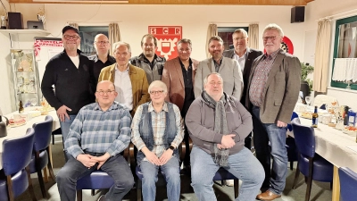 Ulrich Seidel, Karin Bader und Dirk Böhning (vorne v.l. sitzend), Reinhard Stemme, Heiko Ruhe, Peter Blaumann, Heiko Bader, Marijan Gaspar, Matthias Tatge, Heinz Kraschewski und Rolf Schmidt (hinten v.l.) bei der Ehrung des NFV Kreises Schaumburg mit den silbernen und goldenen Ehrennadeln für ihr ehrenamtliches Engagement.  (Foto: ste)