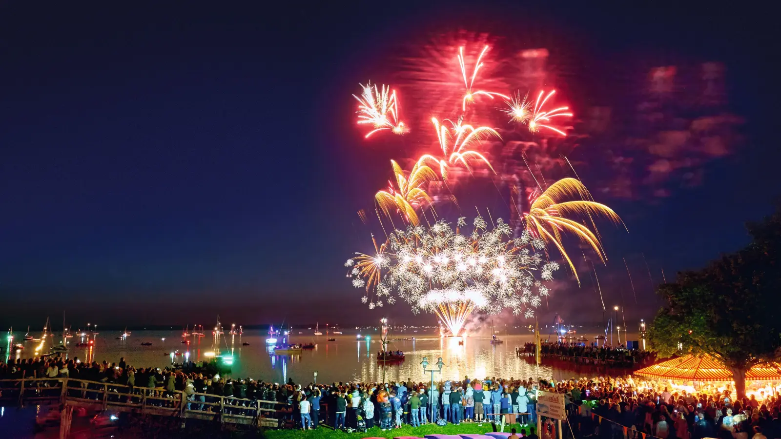 Magisches Lichtermeer: Doppeltes Höhenfeuerwerk am Samstagabend. (Foto: Christian Wyrwa)