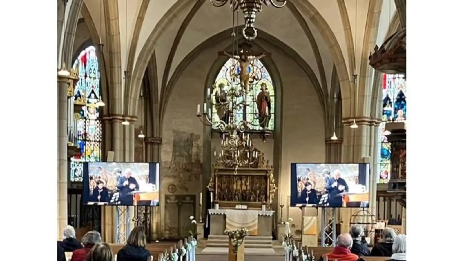 Das Engelskonzert wird auch in das Kirchenschiff übertragen. (Foto: privat)