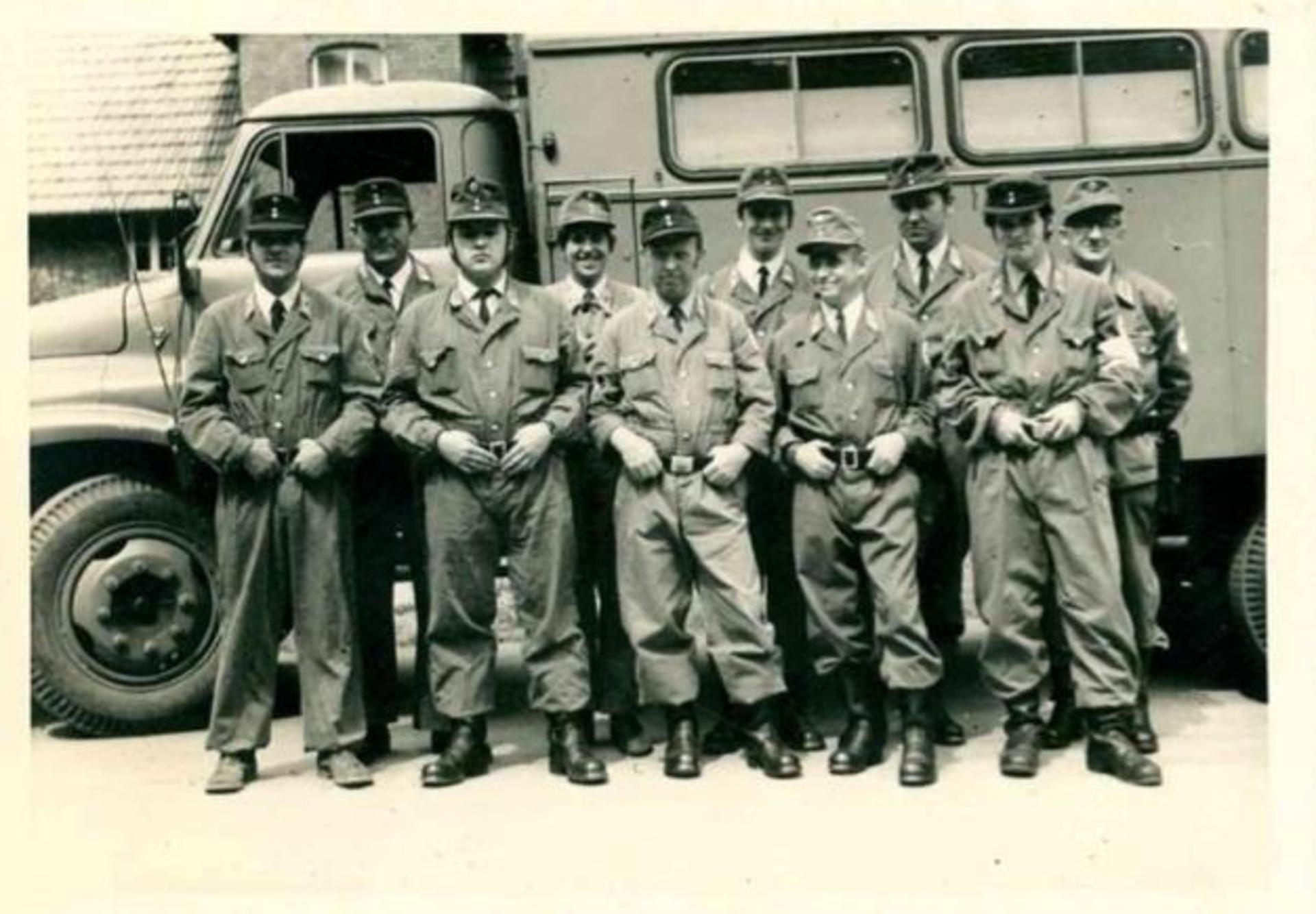 Gruppenfoto von Mitgliedern der Bereitschaft vor dem GrKw (Großraum-Krankenwagen) Ford V 8 in Bückeburg. (Foto: privat)