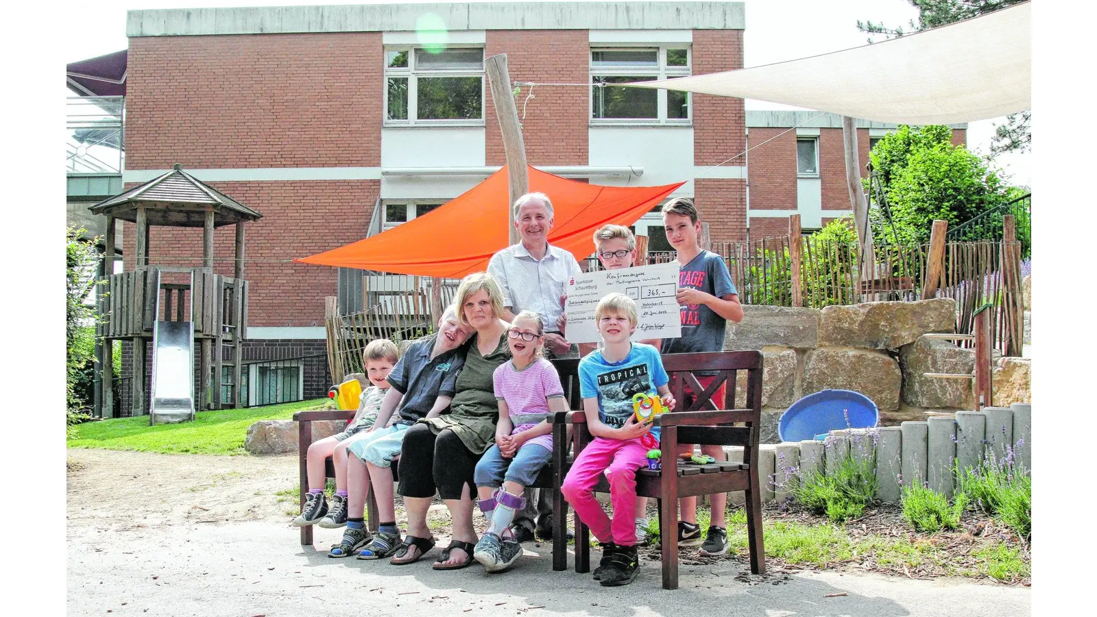 Konfirmanden überbringen besonderes Geschenk (Foto: gr)
