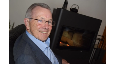 Wenn er einmal nicht unterwegs ist - sein Lieblingsplatz am Kamin. (Foto: ab)