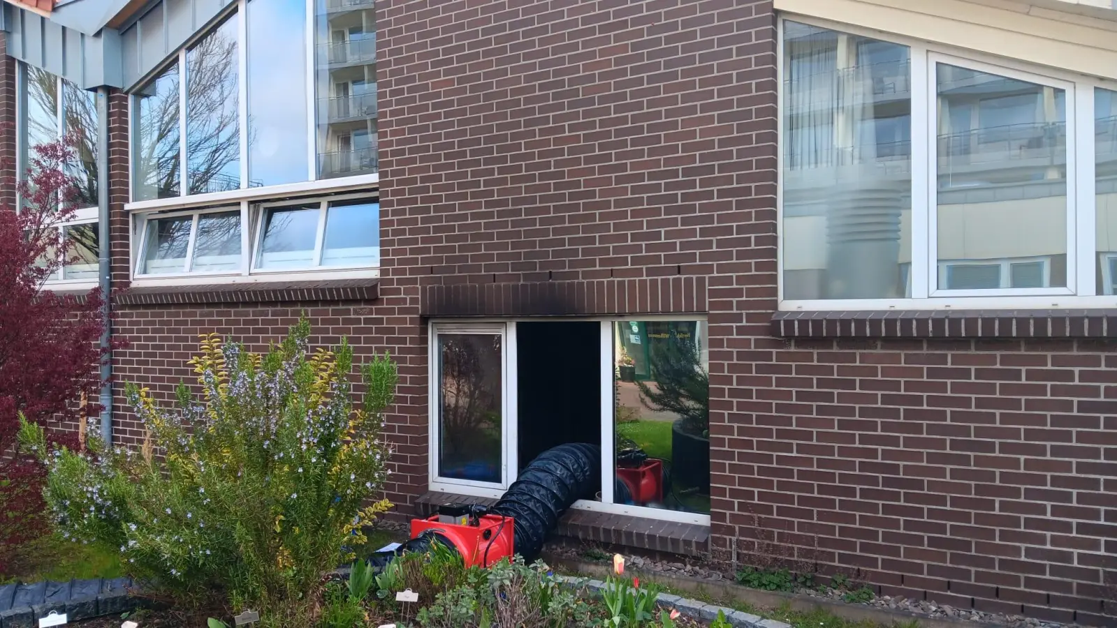 Mithilfe eines Be- und Entlüftungsgerätes gelang es, die verrauchten Bereiche zu entrauchen. (Foto: nd)