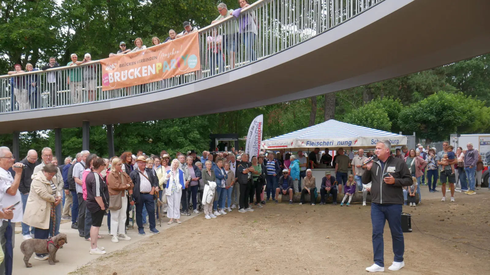 Stadtdirektor Mike Schmidt erläutert den Bauprozess bis zur Eröffnung in kurzweiliger Art. (Foto: gk)