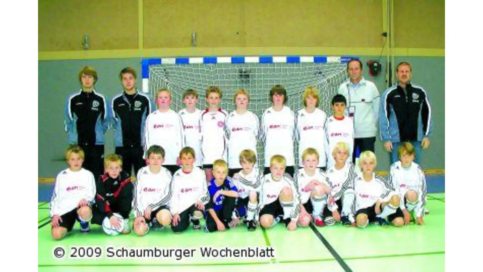 TuS Schwarz-Weiß Enzen mit neuen Trikots (Foto: mk)