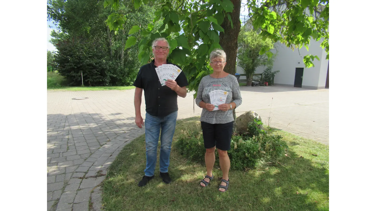 Raimund Bente und Birgit Gärtner verteilen die neue Informationsbroschüre über den Senioren- und Behindertenbeirat.  (Foto: privat)