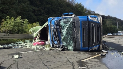 Umgestürzter LKW blockiert beide Richtungsfahrbahnen der Bundesautobahn 2. (Foto: privat)